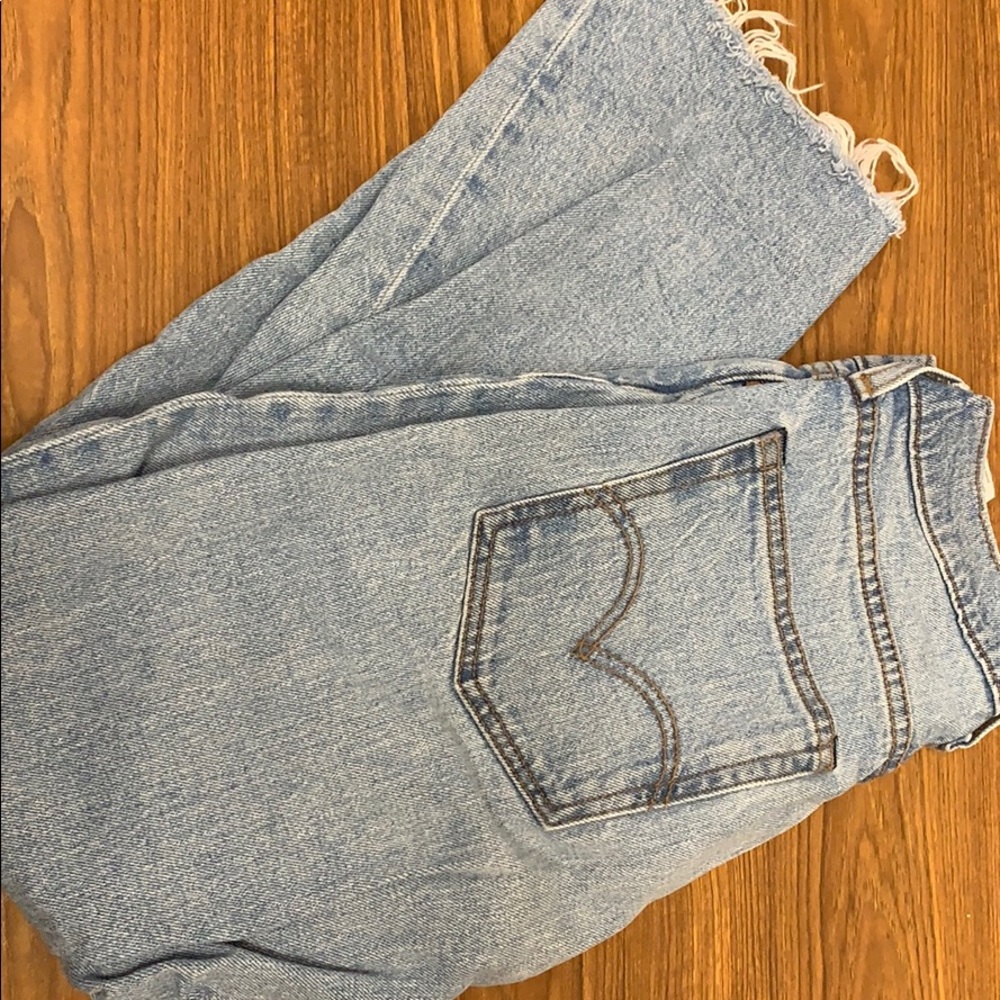 Levi’s Cropped Mom Jean